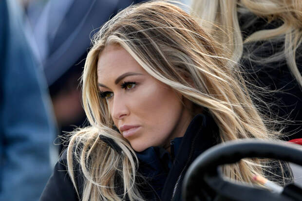 Paulina Gretzky driving