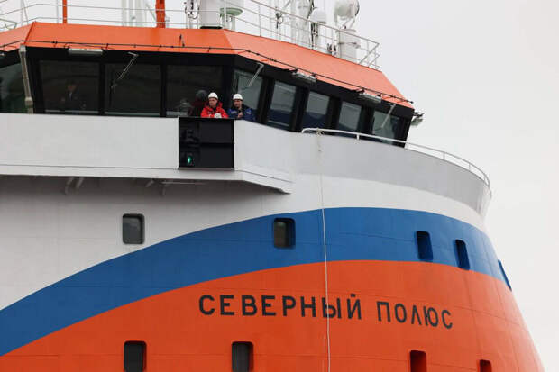 После 20 месяцев работы в Мурманск вернулась платформа "Северный полюс"