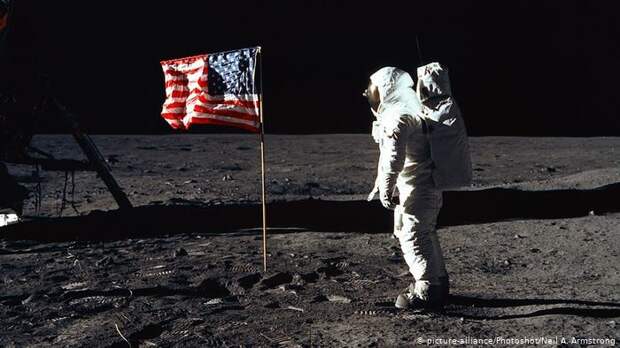 Американский астронавт с флагом на Луне (фото из архива)