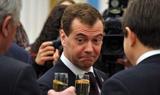 Медведев: "Наша экономика на дне, но мы держимся" Медведев: "Наша экономика на дне, но мы держимся"