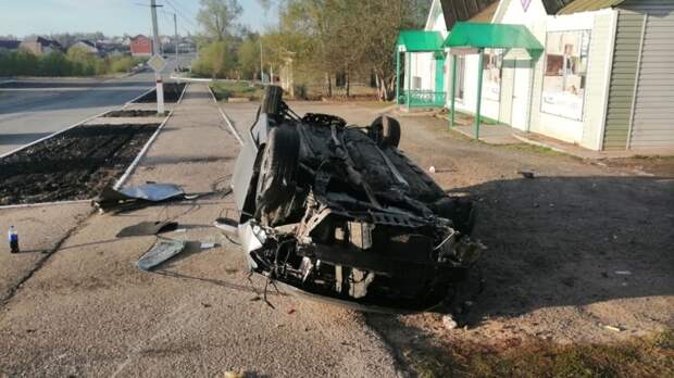 Водитель бросил вылетевшую через окно пассажирку после ДТП в Мордовии