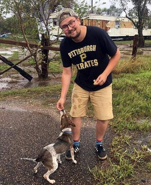 Она была обречена! Фотограф спас собаку, которую бросили хозяева, убегая от урагана "Харви"