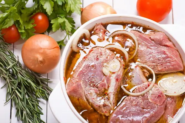 К барбекю готовы: рецепты маринования стейков из свинины