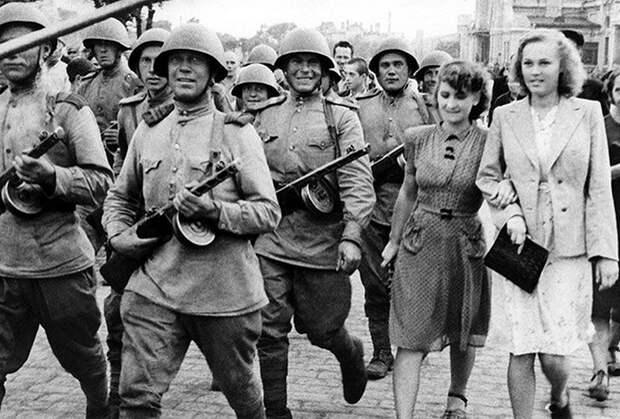 Русские жительницы Харбина встречают советские войска. 1945 год
