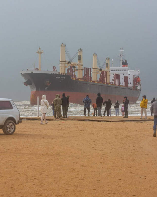 «Паломничество» на машинах к сухогрузу у Витязево приведет к гибели пляжа: штраф до пяти тысяч рублей