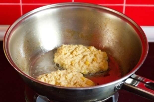 Обжариваем оладьи в подсолнечном рафинированном масле на раскалённой сковороде с двух сторон как обычные оладьи.