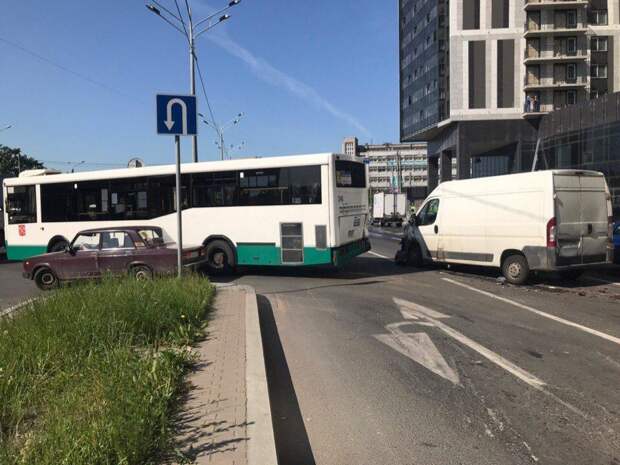 Маршрутка невская дубровка большевиков. ДТП С автобусом на Невском давно автобус первого парка. ДТП С автобусом на Невском давно.