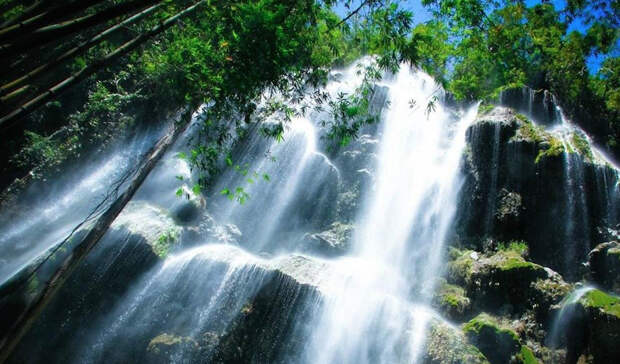 Величественный водопад Тумалог расположен неподалеку от города Ослоб, остров Себу. Это природа в своем лучшем виде: чистейшая вода каскадом срывается с замшелых скал, окруженных тихим лесом.