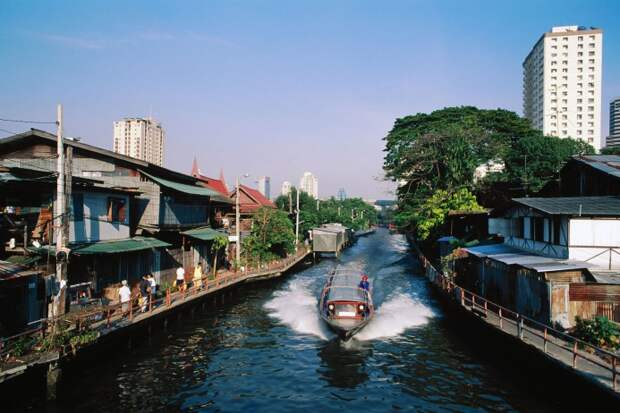 Нырнуть с вопящими пассажирами под воду - обычное дело для бангкокских водных такси. Во время приливов вода в столице Таиланда подбирается к самым сводам мостов над городскими каналами, вот и приходится учиться подводным трюкам