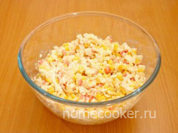 Салат с крабовыми палочками и кукурузой Gotovyj salat s krabovymi palochkami 300x225 Салат с крабовыми палочками и кукурузой