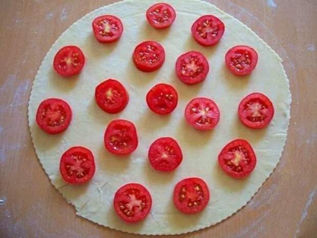 Быстрые жареные пирожки с помидорами и сыром
