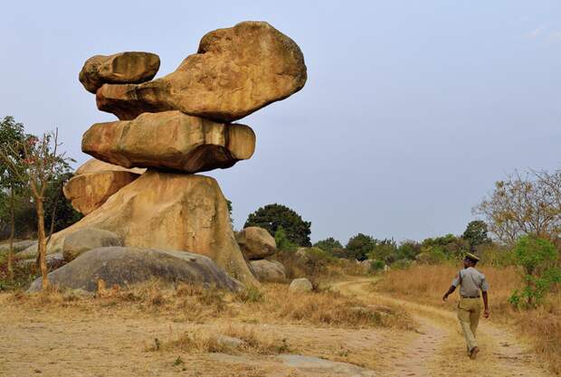Зимбабве. Фото взято с сайта: https://megalithica.ru/balansiruyushhij-kamen-peyro-clabado.html