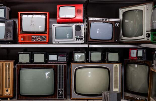 В СССР японцы закупали модели цветных телевизоров, из корпусов которых делали разную мебель, а внутреннее содержимое выбрасывали / Фото: smartik.ru