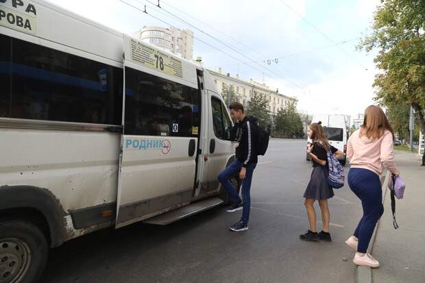 В Челябинске водитель маршрутки специально зажал женщину дверью и так ехал