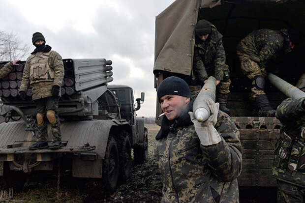 Ukrainian servicemen unload Grad rockets from a truck before launching them towards pro-Russian separatist forces outside Debaltseve, eastern Ukraine February 8, 2015. Nine Ukrainian soldiers have been killed and 26 wounded in fighting with Russian-backed separatists in Ukraine's eastern regions in the past 24 hours, a Kiev military spokesman said on Monday. Ukraine's military say fighting has been particularly intense around the town of Debaltseve, a major rail and road junction northeast of the city of Donetsk. Regional police chief Vyacheslav Abroskin said seven civilians had been killed by shelling in Debaltseve and another frontline town of Avdiivka on Sunday. Picture taken February 8, 2015. REUTERS/Alexei Chernyshev 