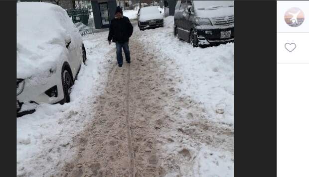 Тротуар на Донецкой расчистили от снежной каши