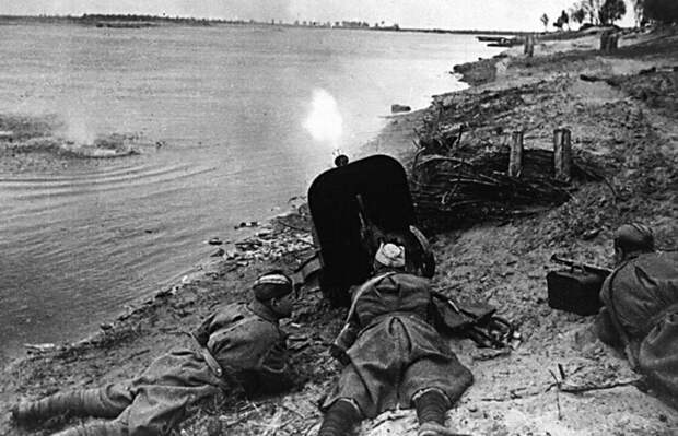 Советские пулеметчики поддерживает огнем переправу через Днепр