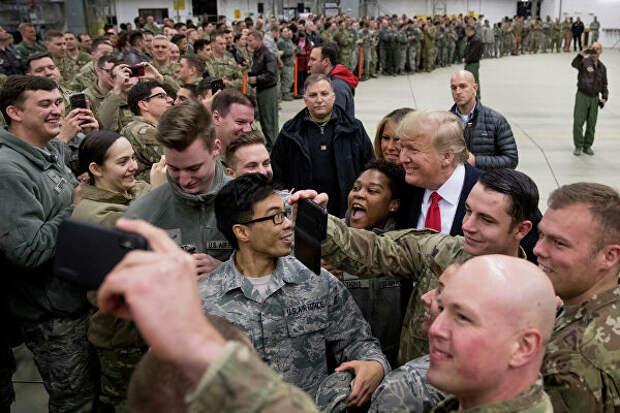 Президент США Дональд Трамп на военной авиабазе Рамштайн, Германия