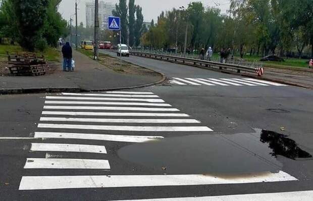 И ведь как отлично разметку сделали... недокрасили до лужи. Какие молодцы! И ведь как отлично разметку сделали... недокрасили до лужи. Какие молодцы!
