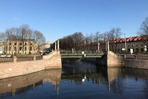 На фото хорошо виден Красногвардейский мост через канал Грибоедова, а за ним — Ново-Никольский