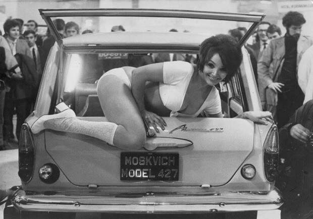 26. Выставка авто в Париже 1971 года, советский Москвич-427 рекламирует актриса Джули Десмонд интересно, исторические фото, история, ностальгия, фото