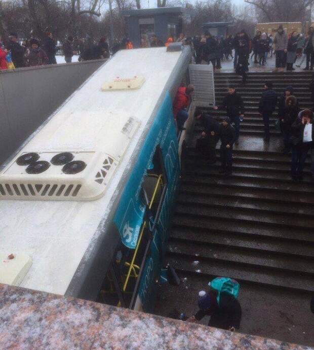 Картинки по запросу Автобус въехал в подземный переход в Москве