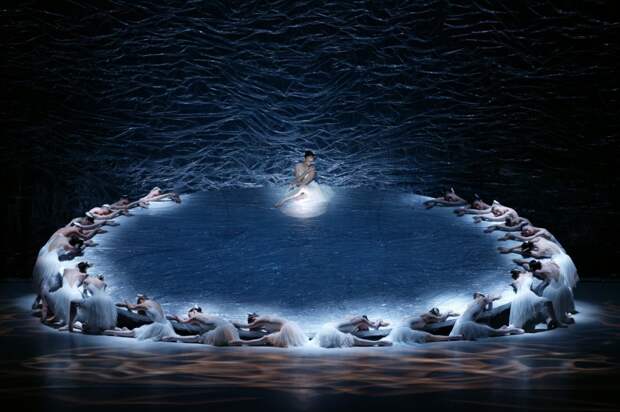 Балет «Лебединое озеро». Хореограф Грэм Мерфи. Австралийский балет, Сидней, Австралия, 2002 год
