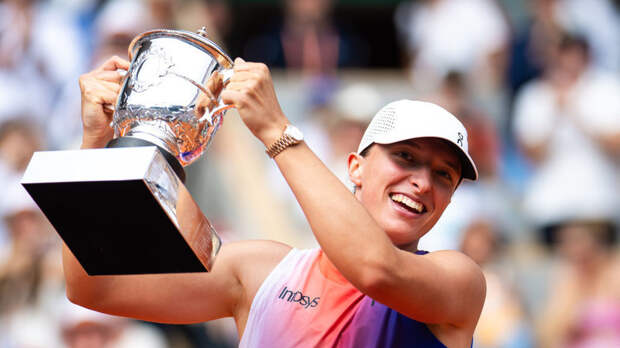 Свёнтек — самая молодая теннисистка, завоевавшая четыре титула на «Ролан Гаррос»