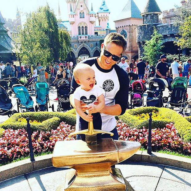 Эскалибур.  Instagram: dilfs_of_disneyland.