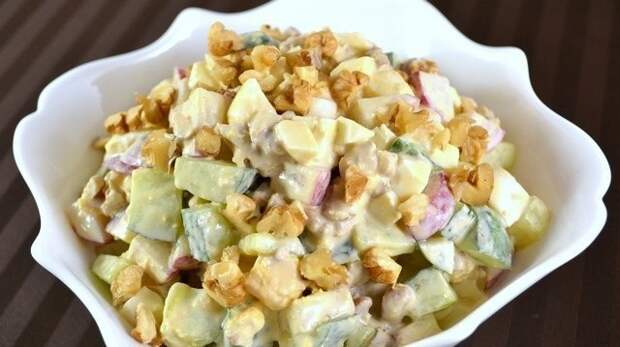 Салат из редиса, огурцов и грецких орехов