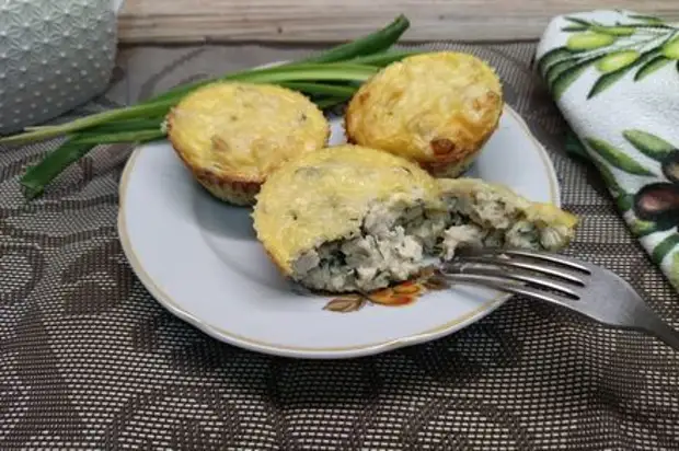 Маффины с куриной грудкой, зеленью и сыром