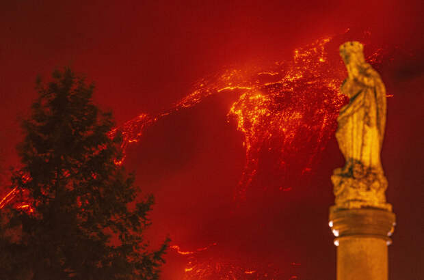 Вулкан Этна извергается около Сицилии