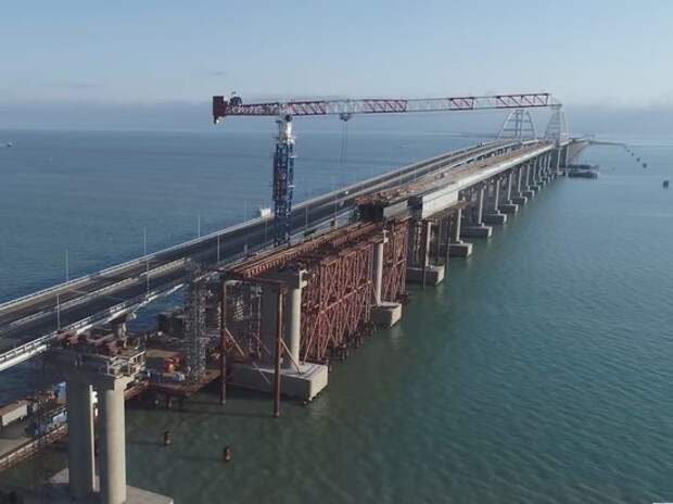 Крымский мост защитили от морского тарана Крымский мост защитили от морского тарана