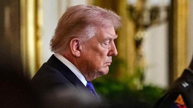 Трамп появился на мероприятии в Белом доме с крупным раздражением на шее