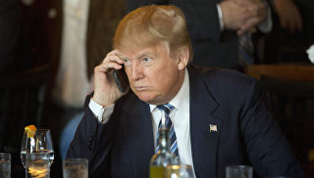 Дональд Трамп во время телефонного разговора. Архивное фото Дональд Трамп во время телефонного разговора. Архивное фото