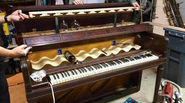 Парень превратил старое пианино в совершенно волшебный винный бар