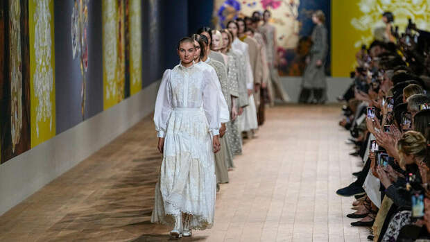 Показ кутюрной коллекции Dior в Париже украсили картины украинской художницы