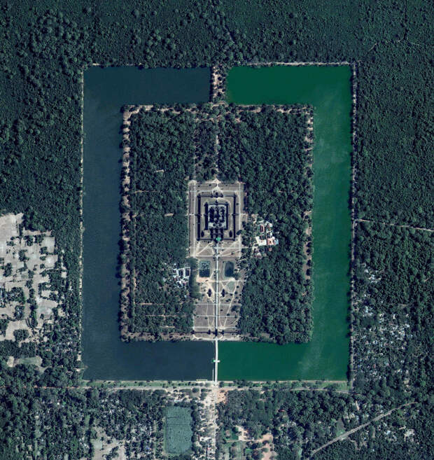Гигантский храмовый комплекс Ангкор-Ват в Камбодже