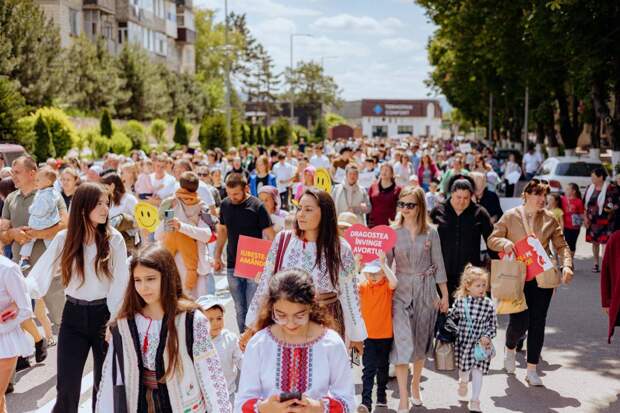 «Мы говорим решительное «Нет!» продвижению ЛГБТ» – в Молдове прошёл марш за традиционные ценности