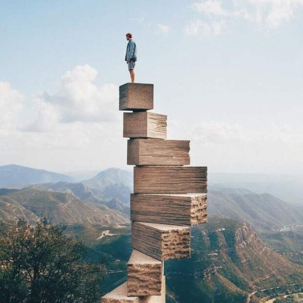 Эти ступени на горе Монсеррат, созданные испанским скульптором Жузепом Субираксом, ведут прямо на небеса, но пройти по ним может только человек, который искренне верит в сказку. 