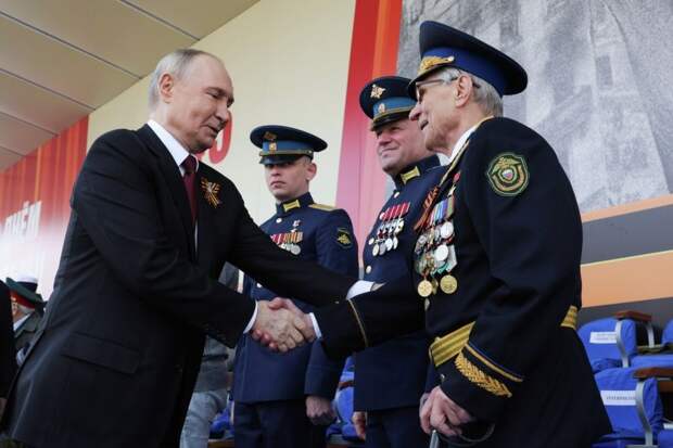 Путин побеседовал с ветеранами Великой Отечественной войны на параде Победы