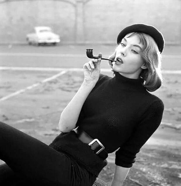 Викки Дуган курит трубку в Лос-Анджелесе, 1957 год