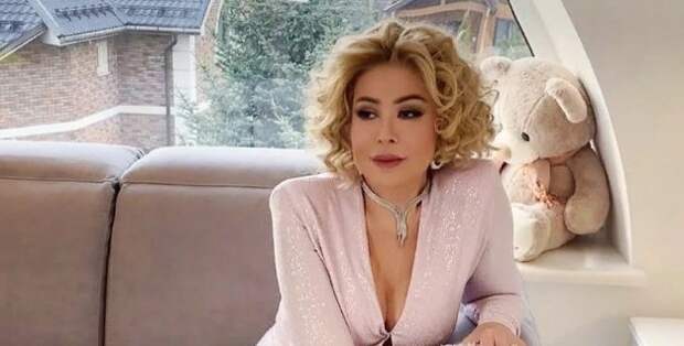 Эффектная Любовь Успенская покорила поклонников не только своими песнями, но и стильными нарядами