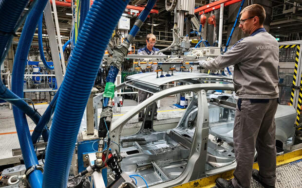 Кузов Polo: манипулятором устанавливают крышу, через несколько минут она будет припаяна к боковинам.