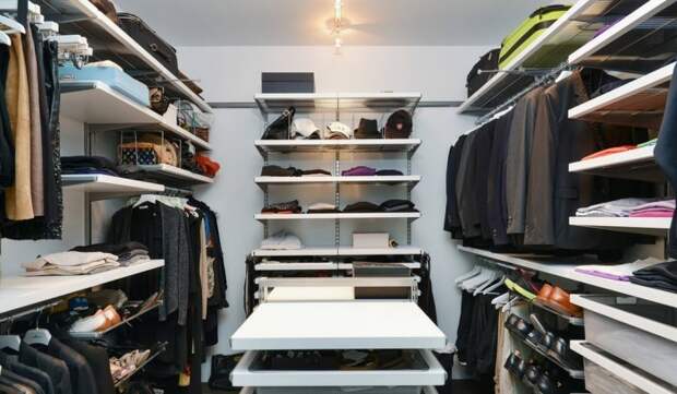 Самостоятельно организованная гардеробная комната для всех членов семьи. 