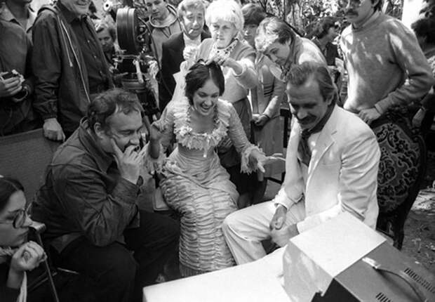 На съемках фильма *Жестокий романс*, 1984 | Фото: kinopoisk.ru