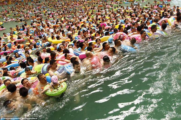 Как сельди в бочке: 10 тысяч китайцев спасаются от жары в самом большом бассейне