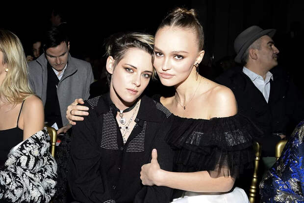 Кристен Стюарт, Лили-Роуз Депп на показе Chanel Metiers d'art 2019-2020 в Париже, 4 декабря 2019 г.