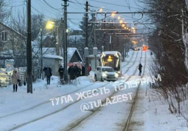 В тульском Мясново автомобиль застрял на рельсах