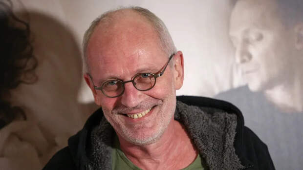 Телеведущий Александр Гордон женился в шестой раз — его новой супруге 23 года